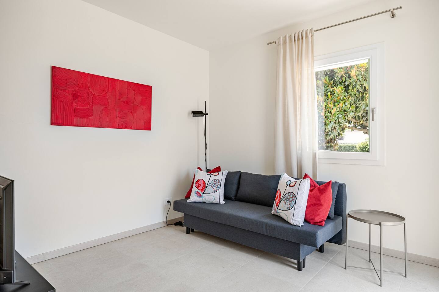 Soggiorno con divano letto e TV