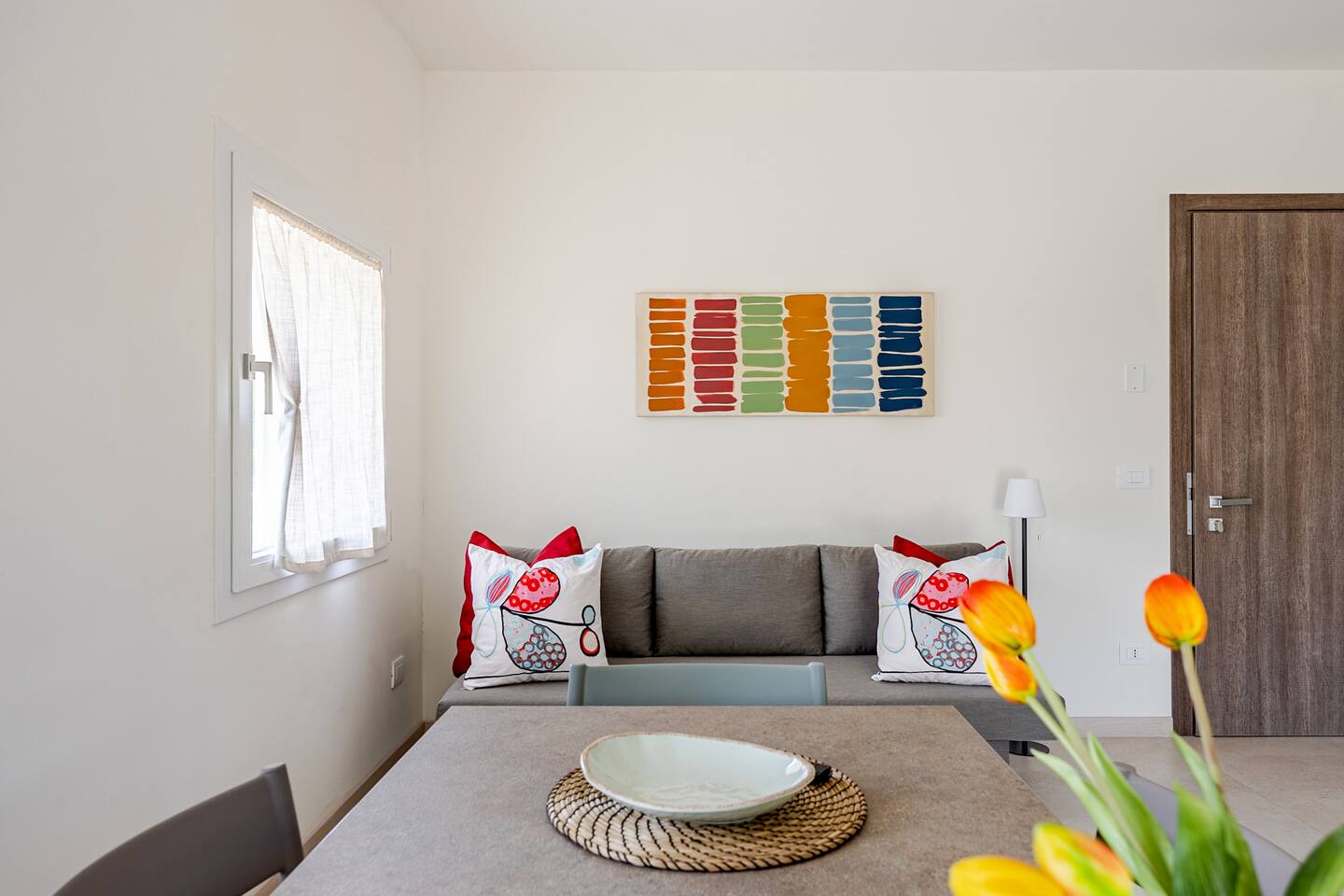 Divano letto con cuscini colorati