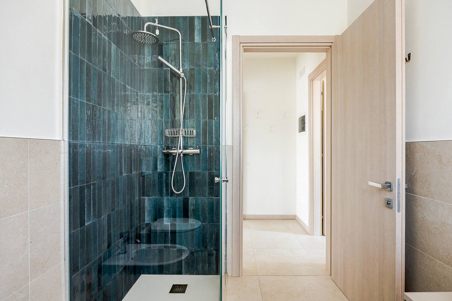 Doccia in ceramica blu e disimpegno