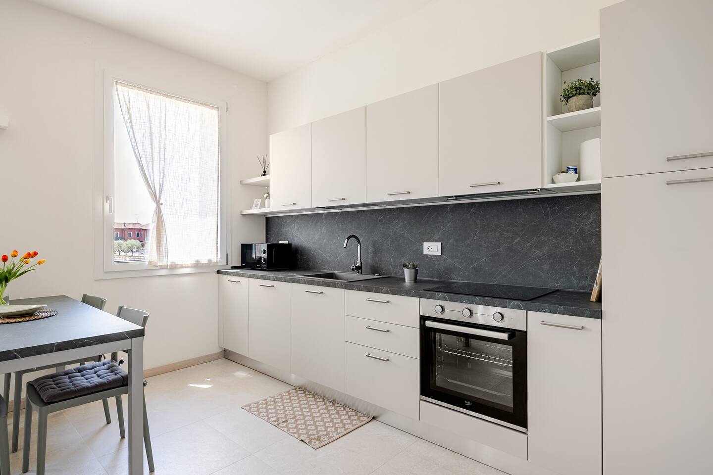 Cucina con piano in marmo e forno