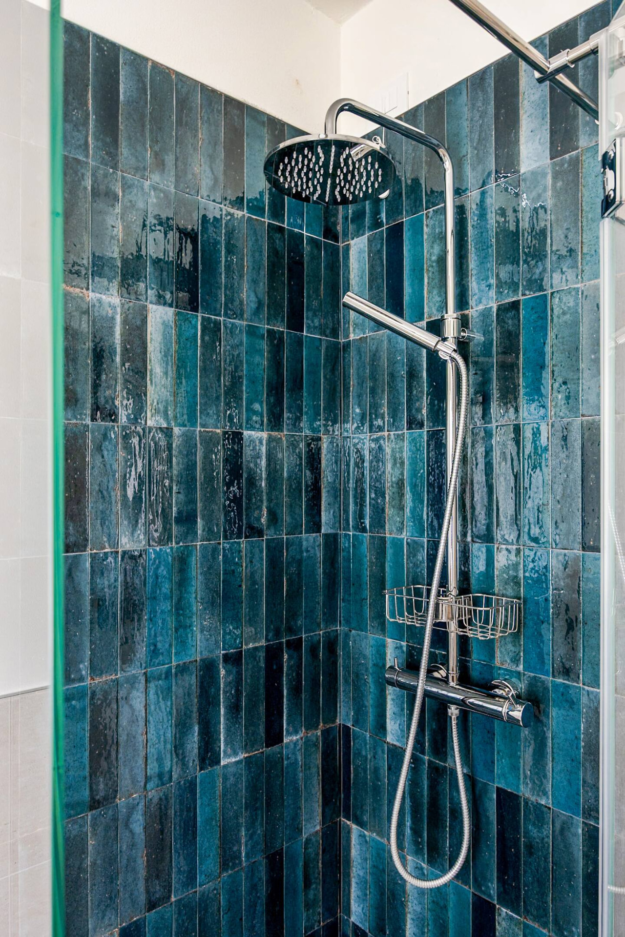 Doccia con rivestimento in ceramica blu
