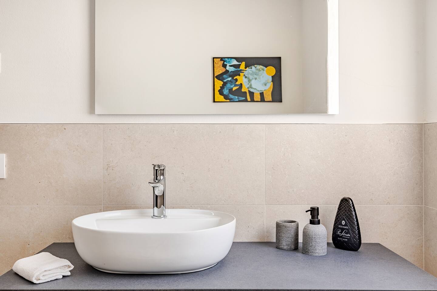 Lavabo del bagno con specchio