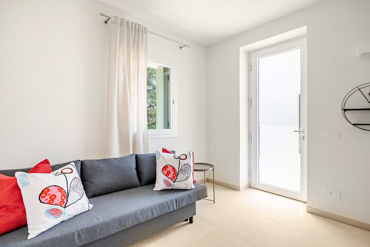 Zona giorno con divano letto e accesso esterno