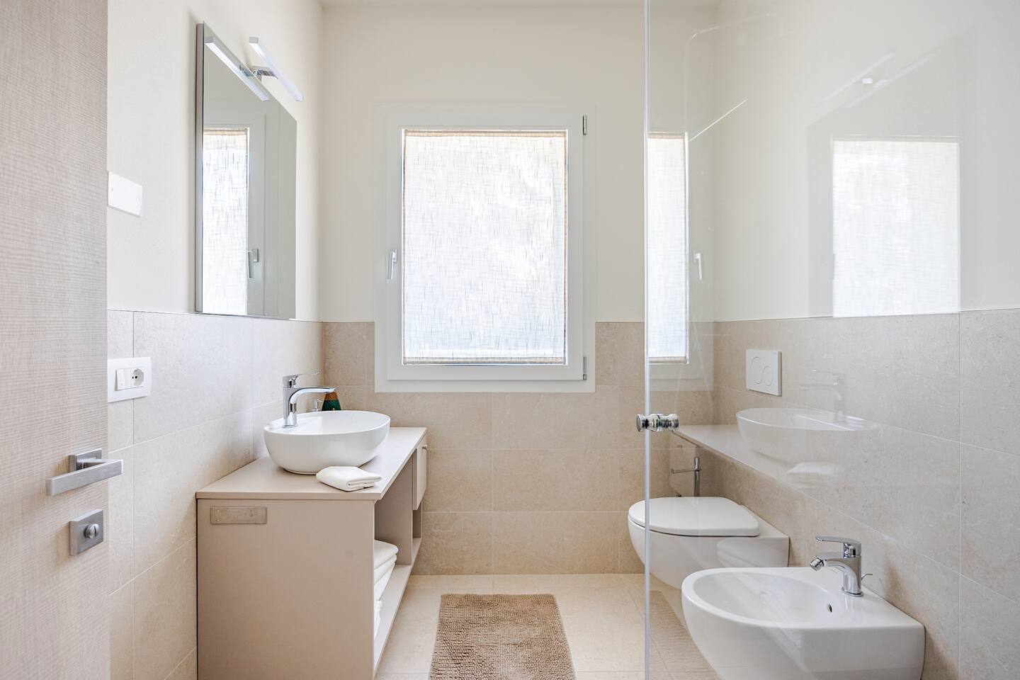 Bagno privato con doccia, lavabo e bidet