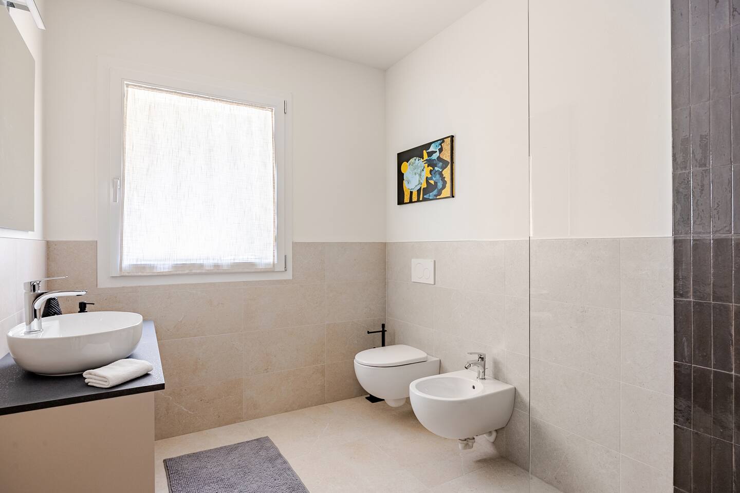 Bagno con doccia e sanitari