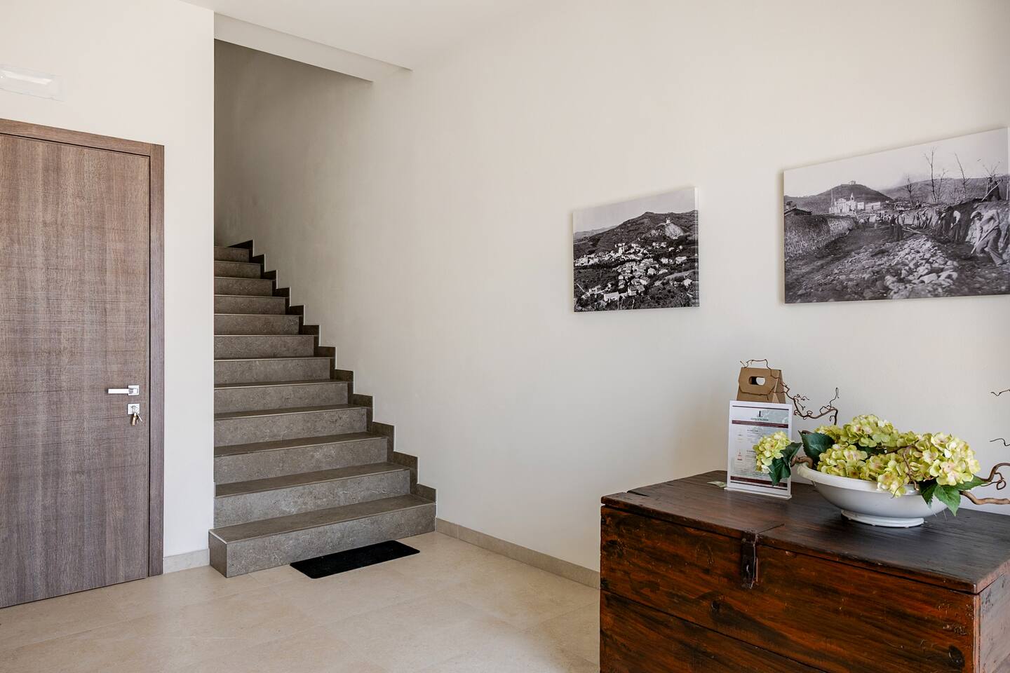 Ingresso della villa con scala di accesso