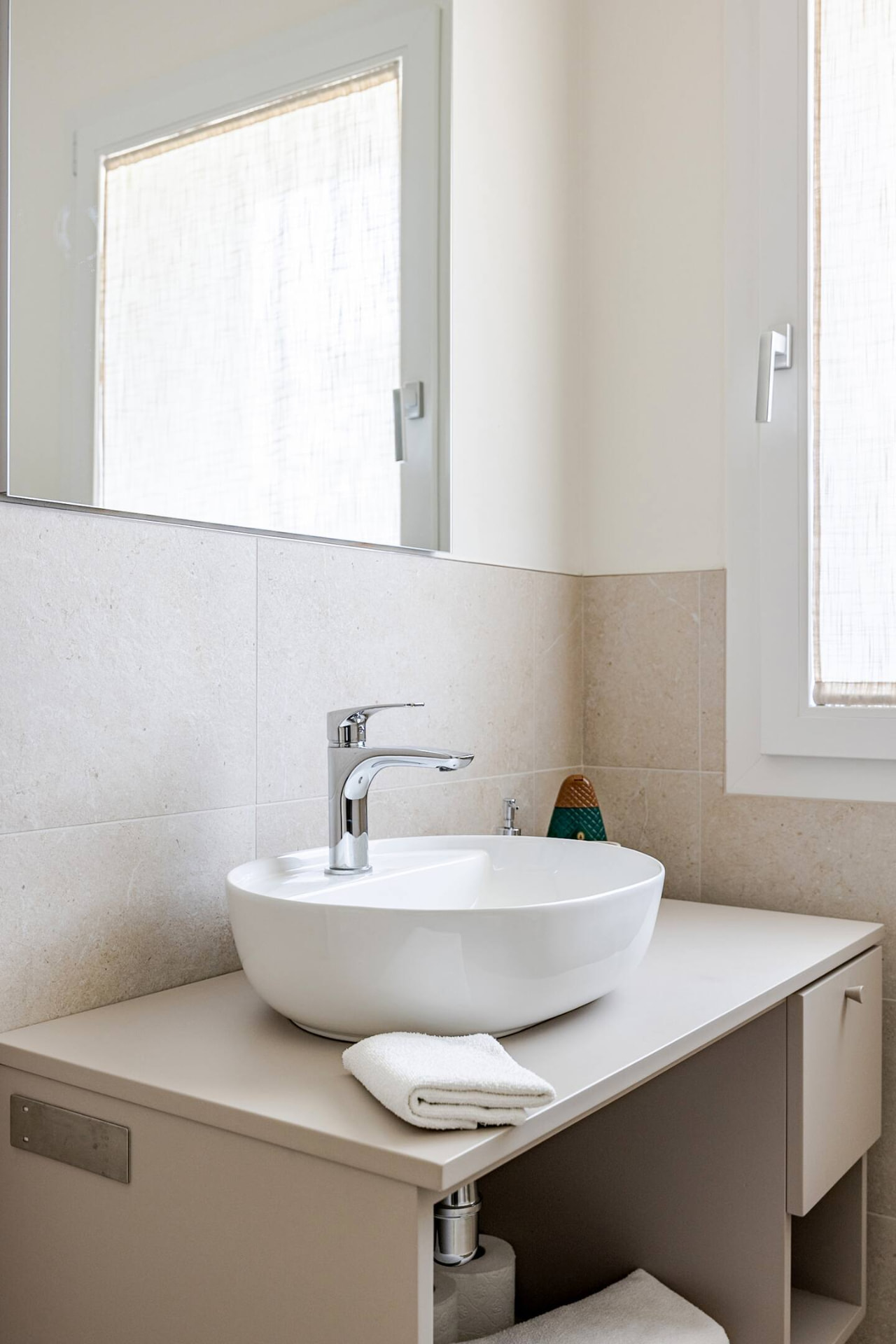 Lavabo del bagno con specchio e asciugamani