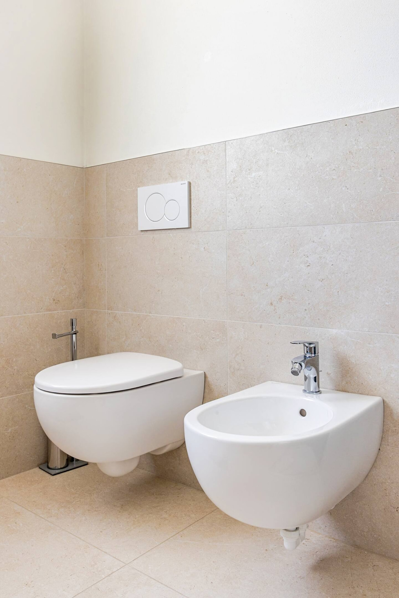 Bagno con sanitari sospesi