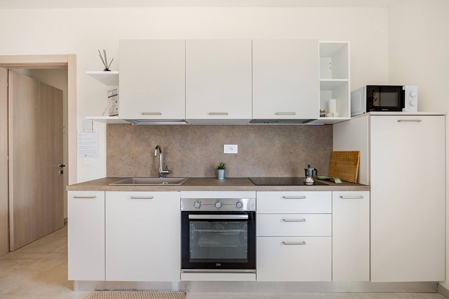 Cucina attrezzata con forno e microonde
