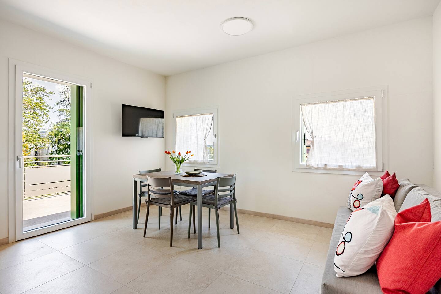 Soggiorno con TV e accesso alla terrazza