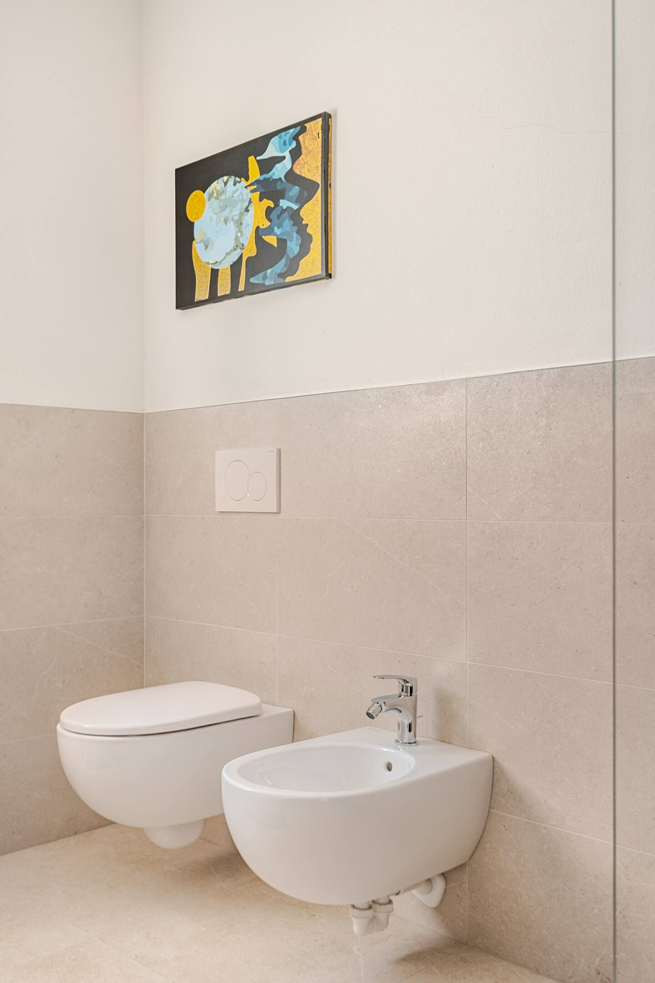 Bagno con sanitari sospesi